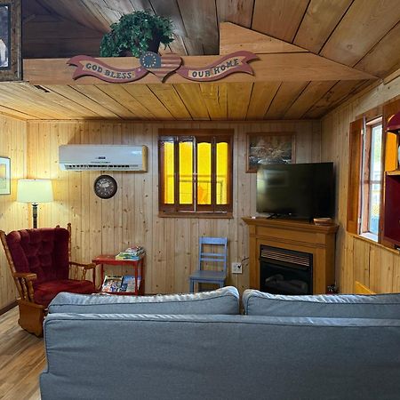 Cozy Cabin Walking Distance To Parkway! Pigeon Forge Dış mekan fotoğraf
