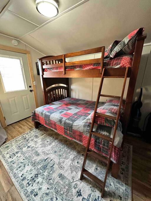Cozy Cabin Walking Distance To Parkway! Pigeon Forge Dış mekan fotoğraf