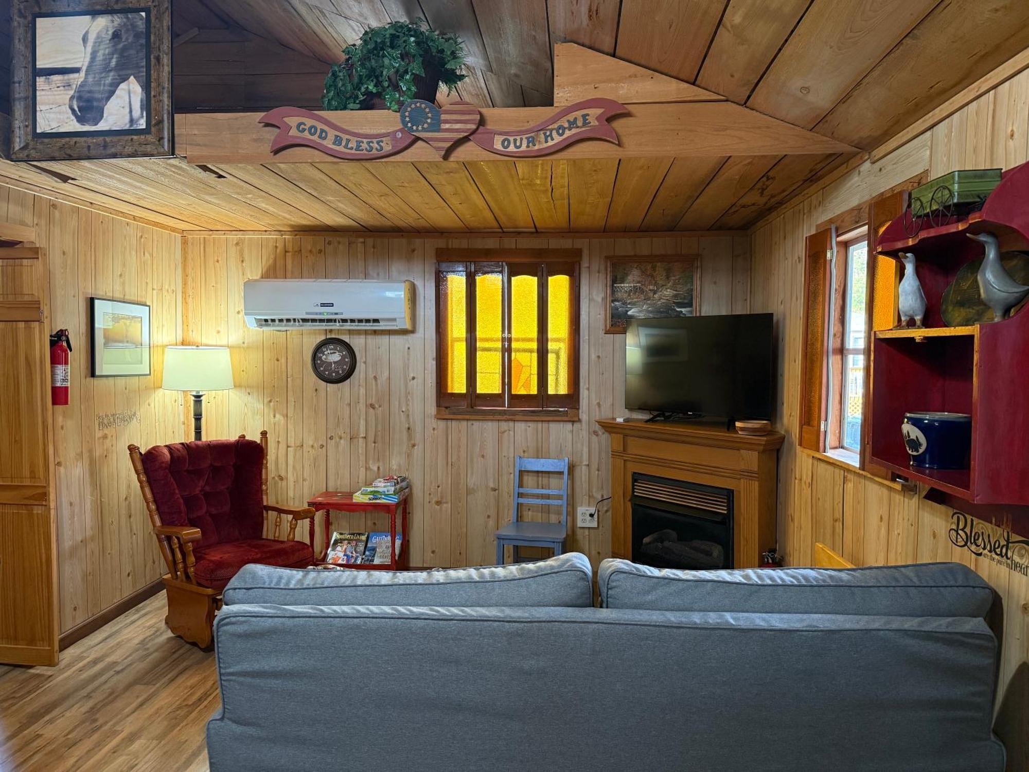 Cozy Cabin Walking Distance To Parkway! Pigeon Forge Dış mekan fotoğraf
